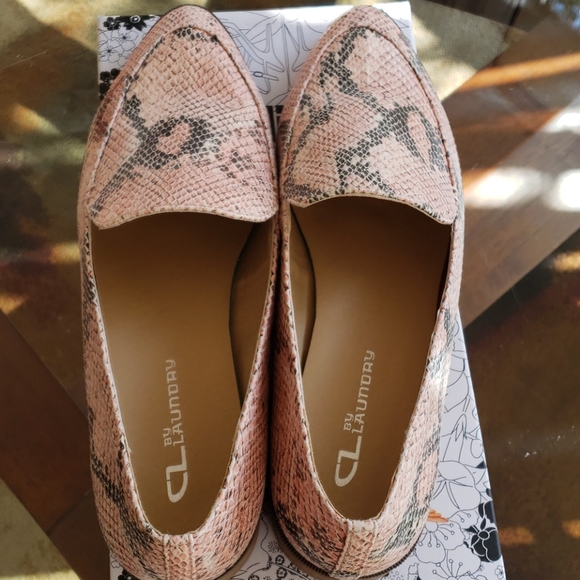 WOMENS FRANCIE LOAFER By CL LAUNDRY SNAKE BLUSH SHOES SIZE 10 - Picture 12 of 13